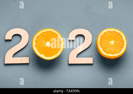 Concetto creativo. 2020 anno nuovo con juicy arance Foto Stock