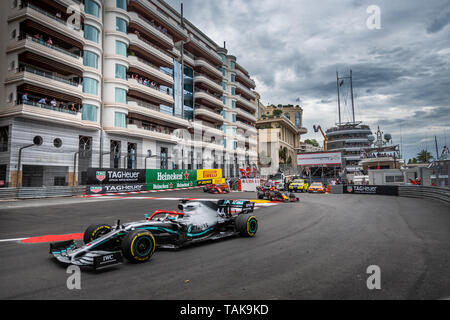 Monte Carlo/Monaco - 26/05/2019 - #44 Lewis Hamilton (GBR, Mercedes, W10) che porta nella parte anteriore del n. 33 Max Verstappen (NDL, la Red Bull Racing, RB15) e #5 S Foto Stock