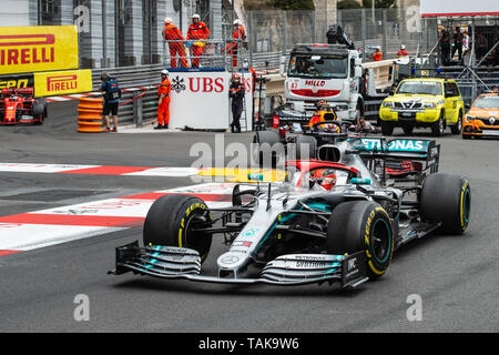 Monte Carlo/Monaco - 26/05/2019 - #44 Lewis Hamilton (GBR, Mercedes, W10) che porta nella parte anteriore del n. 33 Max Verstappen (NDL, la Red Bull Racing, RB15) durante t Foto Stock