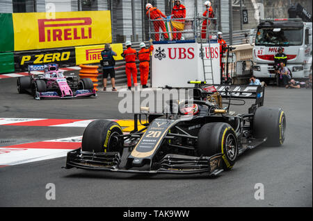 Monte Carlo/Monaco - 26/05/2019 - Kevin Magnussen davanti a Sergio Perezduring la F1 GP di Monaco Foto Stock