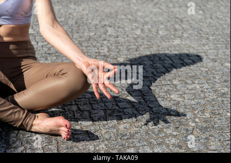 In prossimità di una mano wwomans durante la pratica dello yoga, namaste mani. Foto Stock