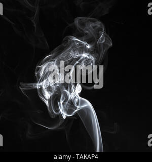 Abstract il fumo bianco volute pattern su sfondo nero Foto Stock