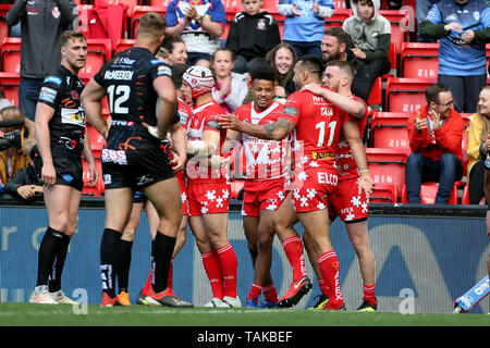 Saint Helens Regan Grazia (centro) celebra il suo provare durante la Dacia Magic Weekend ad Anfield, Liverpool. Foto Stock