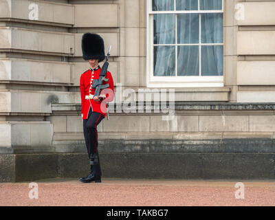 London, Regno Unito - Aprile, 2019: Inglese di pattugliamento di guardia a Londra. Soldato di Buckingham Palace di Londra Inghilterra. Foto Stock