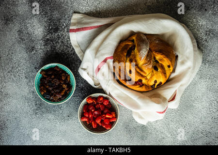 Tradizionale torta di Pasqua craffin (kraffin) su sfondo di pietra con spazio di copia Foto Stock