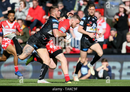 Castleford Tigers Greg Minikin affronta Saint Helens Matthew Costello durante la Dacia Magic Weekend ad Anfield, Liverpool. Foto Stock