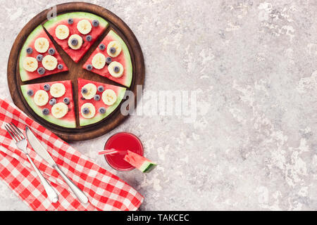 Anguria fresca pizza frullato e su sfondo grigio Foto Stock