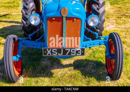Rinnovato Fordson Dexta trattore agricolo sul display in uno spettacolo agricolo, Ayr, Ayrshire, in Scozia, Regno Unito Foto Stock