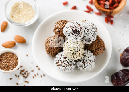 Proteina di cioccolato sfere di energia con semi, date i dadi. Cibo crudo vegano dieta vegetariana, la perdita di peso concept Foto Stock