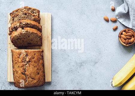 Vegan pane alla banana su sfondo di calcestruzzo. Vista dall'alto uno spazio di copia Foto Stock