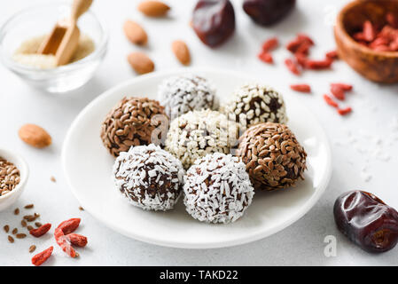 Vegano sano proteina sfere di energia con noci, semi e frutta secca. In casa materie tartufi di cioccolato Foto Stock