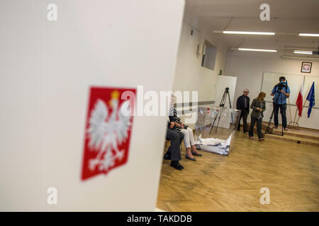 Si vedono persone che arrivano alla stazione di polling per il loro voto durante le elezioni europee. Elezioni del Parlamento europeo a Varsavia in Polonia. Foto Stock