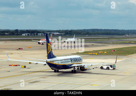 Ryanair Boeing 737-8come, registrati EI-EVF trainato attraverso il grembiule aeroporto all'aeroporto di Londra Gatwick, Londra, Inghilterra, Regno Unito Foto Stock