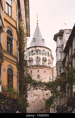 Istanbul, Turchia - 17 novembre 2018. La storica un luogo turistico Torre Galata in Beyoglu Sisli Istanbul Foto Stock