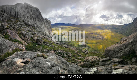 Vista dal massiccio di Andringitra come visto durante il trekking al Pic Boby Imarivolanitra, Madagascar più alto picco accessibile Foto Stock