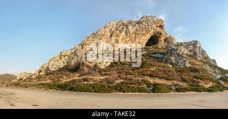 Tipico paesaggio roccioso a Karpass regione nel nord di Cipro, illuminata dal sole del pomeriggio Foto Stock