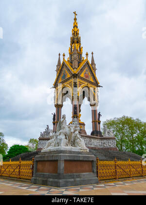 A tema europeo sculture all'Albert Memorial a Londra, Regno Unito, a Kensington Gardens, in memoria di Prince Albert. Prince Albert Memorial, gotico Mem Foto Stock