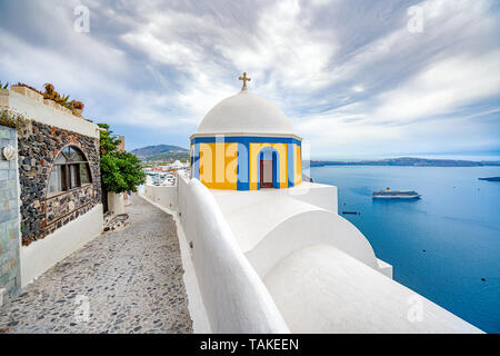 Vista panoramica e le strade dell'isola di Santorini in Grecia, girato a Thira, la città capitale Foto Stock