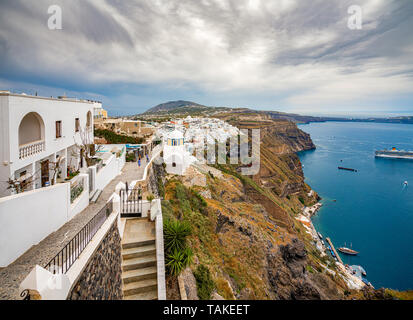 Vista panoramica e le strade dell'isola di Santorini in Grecia, girato a Thira, la città capitale Foto Stock