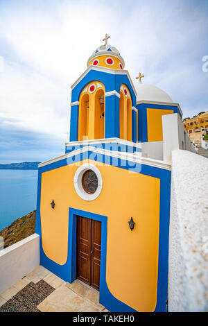 Vista panoramica e le strade dell'isola di Santorini in Grecia, girato a Thira, la città capitale Foto Stock