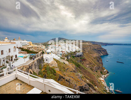 Vista panoramica e le strade dell'isola di Santorini in Grecia, girato a Thira, la città capitale Foto Stock