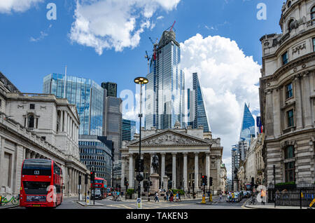 La Skyline di Londra con architettura antica del Social Stock Exchange e moderni grattacieli di vetro oltre che riflettono il cielo blu. Foto Stock