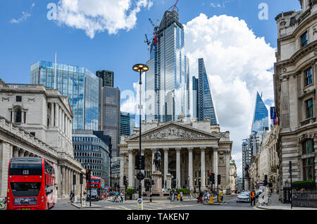 La Skyline di Londra con architettura antica del Social Stock Exchange e moderni grattacieli di vetro oltre che riflettono il cielo blu. Foto Stock