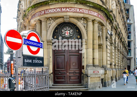 La città di Londra Magistrates Court di Queen Victoria Street a Londra con uno degli ingressi / uscite alla stazione della metropolitana di Bank di fronte. Foto Stock