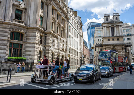 Lades su una gallina o fare festa addio al nubilato di cavalcare un pedibus, un pedale azionato verso il basso del veicolo Lombard Street a Londra. Foto Stock