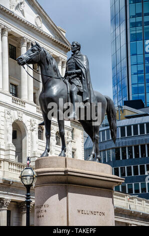 La statua equestre del Duca di Wellington che vede di fronte la Banca d'Inghilterra nella città di Londra. Foto Stock