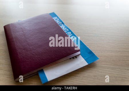 Concetto di viaggio. Passaporto e carta d'imbarco di un volo biglietto Foto Stock