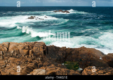 Vista panoramica dell'Oceano Atlantico lungo la costa di Ercole di torri A Coruña, Galizia, Spagna. Foto Stock
