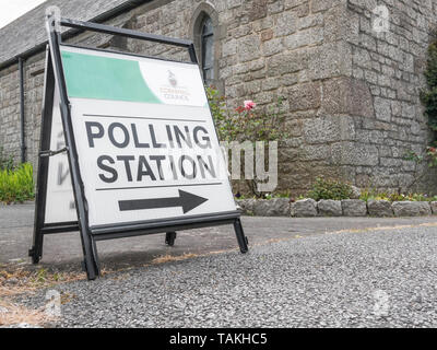 Stazione di polling firmare al di fuori del Regno Unito sondaggi elettorali station - per il 2019 elezioni europee, ma utilizzabile per altre elezioni NEL REGNO UNITO. Regno Unito le elezioni generali. Foto Stock