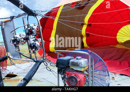 Un grande bruciatore di gas e un grande industriale ventola di benzina il gonfiaggio di un palloncino, un close-up shot. Foto Stock