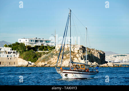 Legno Tradinional barca vicino al litorale.Atene, Grecia. Foto Stock