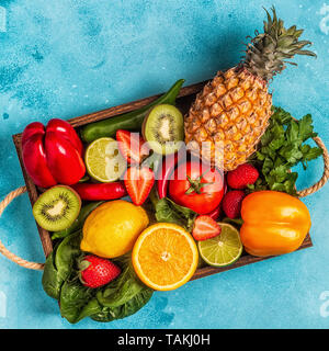 Frutta e verdura ricca di vitamina C nella casella n. Mangiare sano. Vista superiore Foto Stock