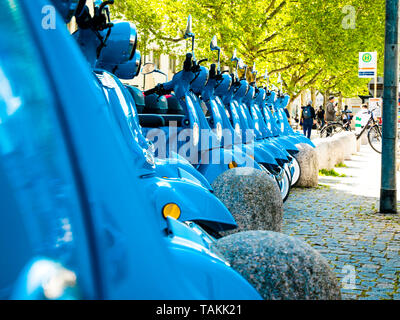 Noleggio Vespa nel centro di Stoccarda, Germania Foto Stock