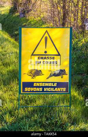 Gli automobilisti in segno di avvertimento per la caccia di animali in corso - Francia. Foto Stock