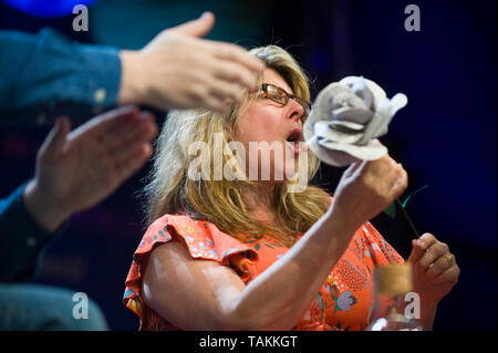 Naomi Wolf femminista americana autore accademico scrittore ed ex consulente politico ricevendo una rosa bianca alla fine del suo parlare Festival di Fieno Hay-on-Wye Powys Wales UK Foto Stock