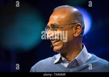 Venki Ramakrishnan vincitore del Premio Nobel farmacia parlando sul palco al Festival di Fieno Hay-on-Wye Powys Wales UK Foto Stock