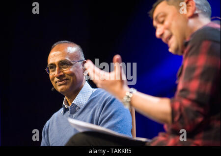 Venki Ramakrishnan vincitore del Premio Nobel farmacia parlando sul palco al Festival di Fieno Hay-on-Wye Powys Wales UK Foto Stock