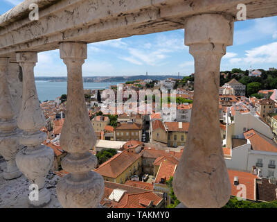 Vista sopra i tetti di Lisbona dalla sommità di Sao Vicente a Lisbona Foto Stock