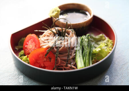 Soba noodle con gamberi fritti Foto Stock