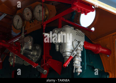 Primo piano della valvola di comando della locomotiva a vapore. Le valvole direzionali consentono al vapore di fluire attraverso la locomotiva a vapore il motore del sistema di trasmissione. Stazione ferroviaria Foto Stock