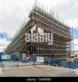 Glasgow School of Art Mackintosh edificio coperta da impalcature dopo il secondo fuoco nel giugno 2018 Glasgow Scotland Regno Unito Foto Stock