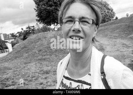 B&W ritratto di una donna sorridente, Navarrenx, Bearn, Pyrénées-Atlantiques, Nouvelle-Aquitaine, Francia Foto Stock