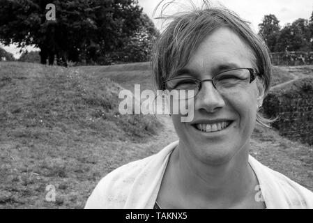 B&W ritratto di una donna sorridente, Navarrenx, Bearn, Pyrénées-Atlantiques, Nouvelle-Aquitaine, Francia Foto Stock