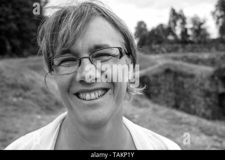 B&W ritratto di una donna sorridente, Navarrenx, Bearn, Pyrénées-Atlantiques, Nouvelle-Aquitaine, Francia Foto Stock