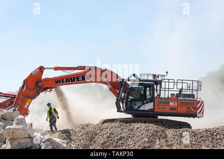 Hitachi Zaxis 350LC-6 movimento escavatore macerie, Egham Surrey, Inghilterra, Regno Unito Foto Stock