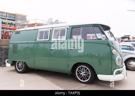 Scheveningen, l'Aia, Paesi Bassi - 1960s style VW Transporter Kombi T2 parcheggiato a Scheveningen Beach Foto Stock